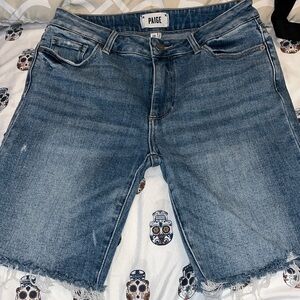 Paige Jax Cut Off Shorts
Womens Size 28 Blue Kayson
Distressed Raw edge denim.